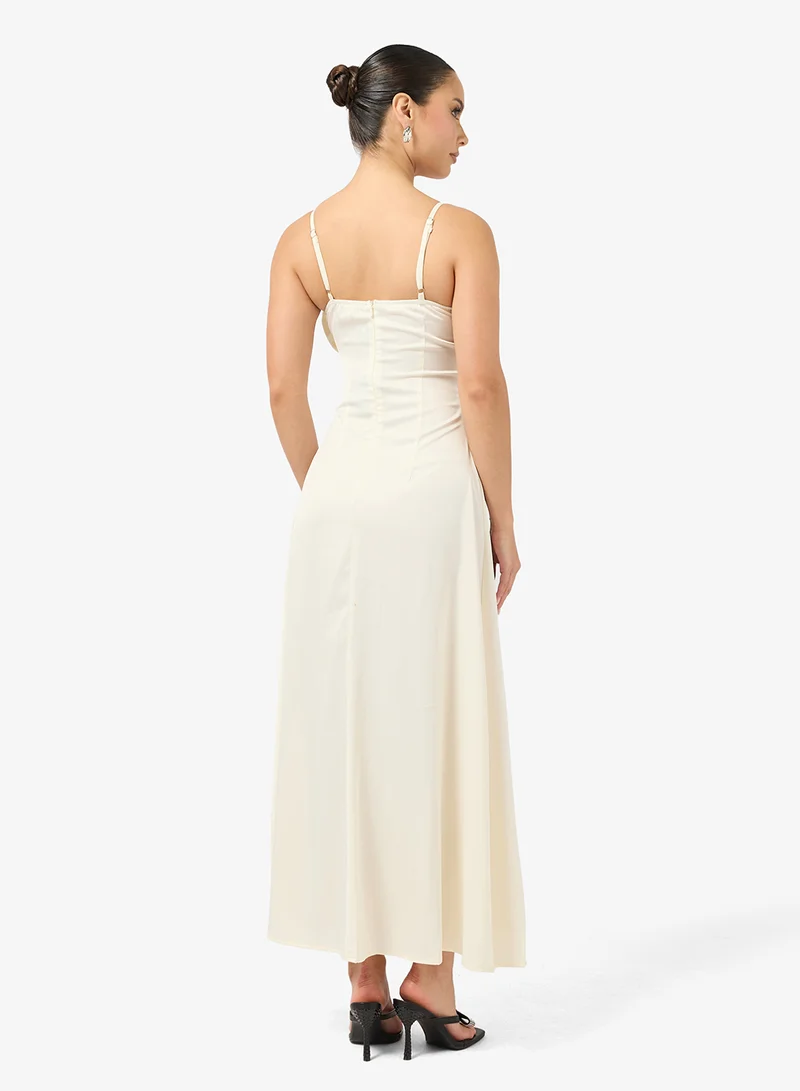 جينجر فستان انزلاقي بكسرات متدفقة وحمالات رفيعة